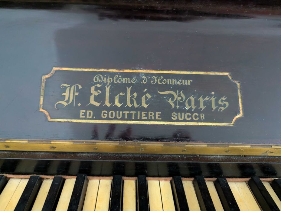 Piano Elcké Paris -Edição Gouttiere série 14752 com banco incluído