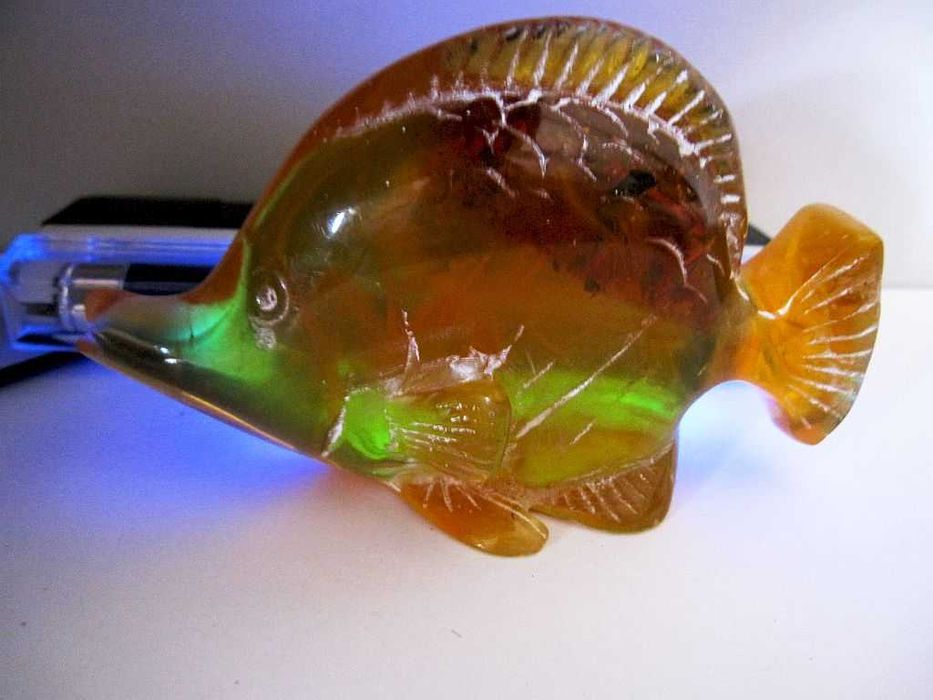 Pisa papel  vintage peixe em ambar esculpido com inclusões-145 gramas