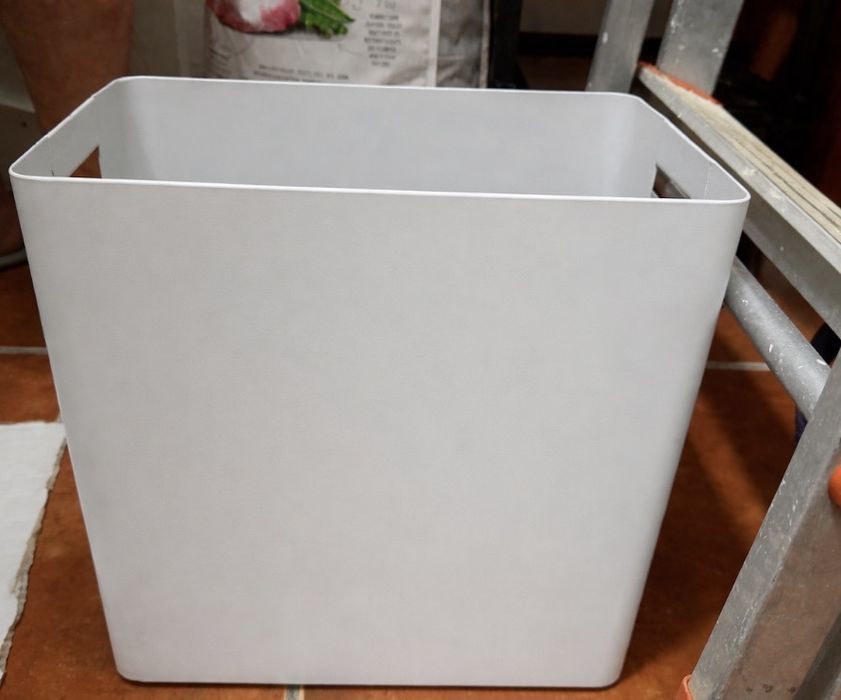 Conjunto de escritório: secretária + cadeira  + caixote do lixo