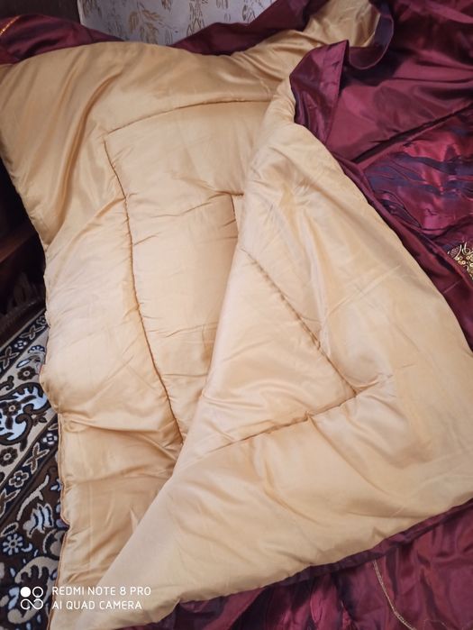 Покрывало на кровать с наволочками.