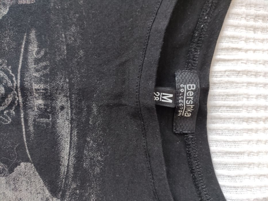 Czarna koszulka z długim rękawem z nadrukiem, Bershka