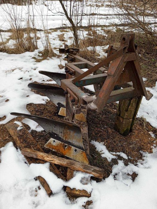 Продам плуг Плн 3-35