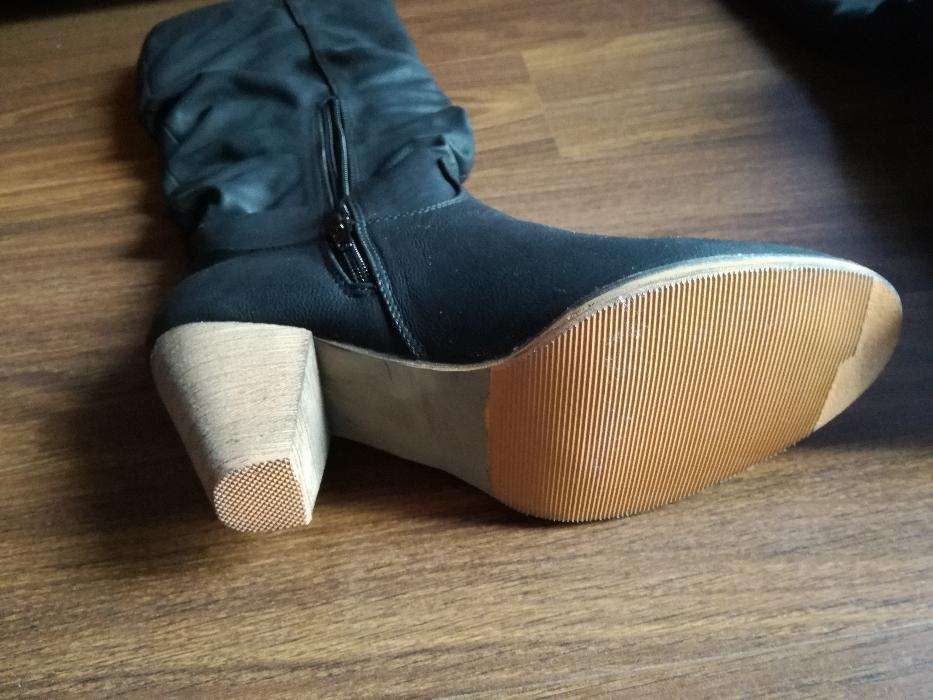 Botas de cano alto novas