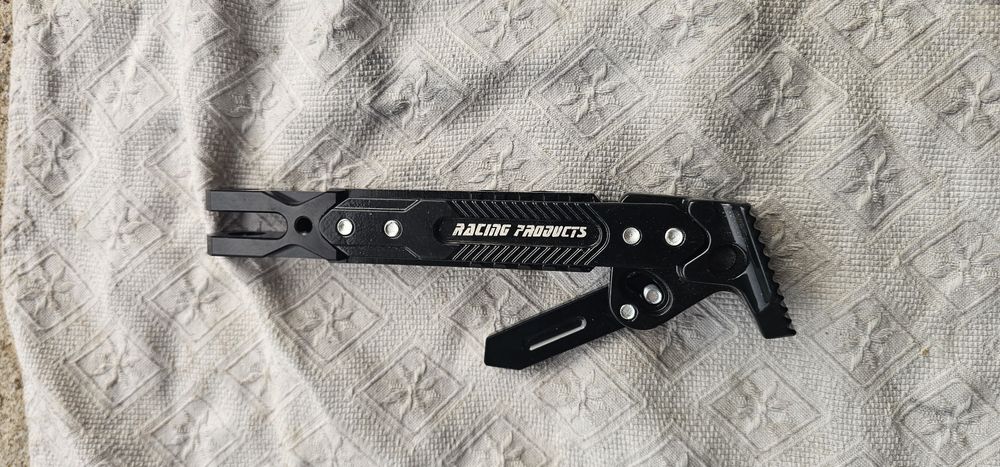 Apoio de pés universal ajustável na cor preta para moto