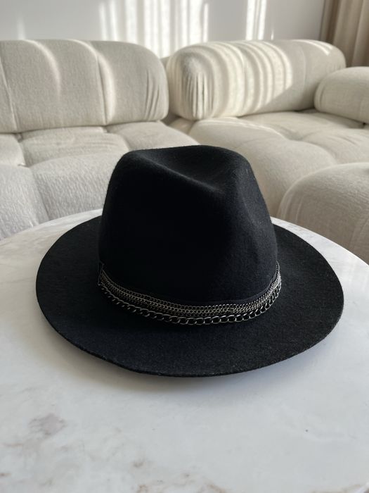 Wełniany kapelusz z łańcuszkami czapka wełna Promod