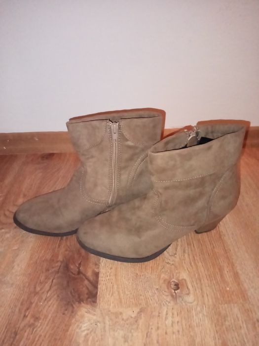 Botki damskie wiosenno -jesienne na obcasie.