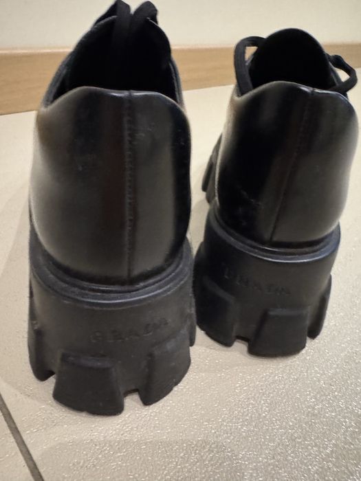 Prada лофери туфлі