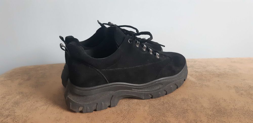 Czarne buty z born2be