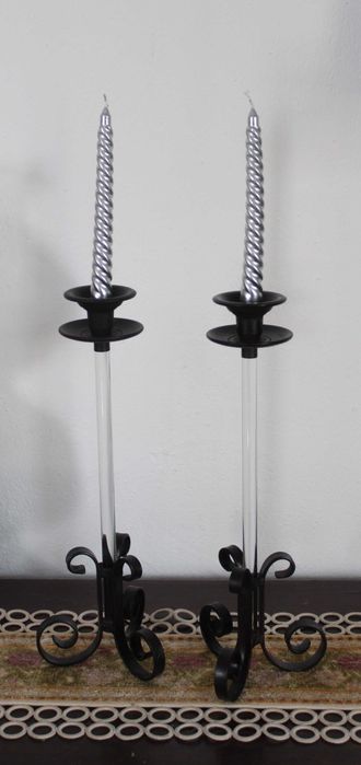 Par de castiçais finos em metal e vidro