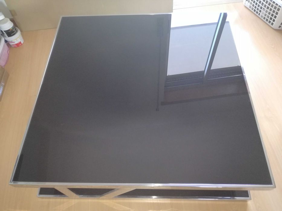 Mesa de centro em cromado e vidro preto