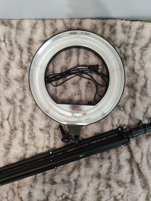 Sprzedam lampę ring light CY-R50 w zestawie ze statywem.