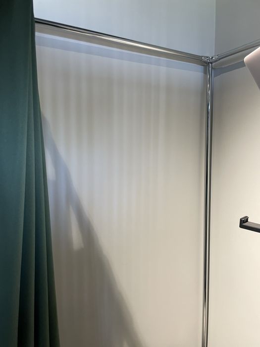 Штори, зеленого кольору, можуть йти в примірочну