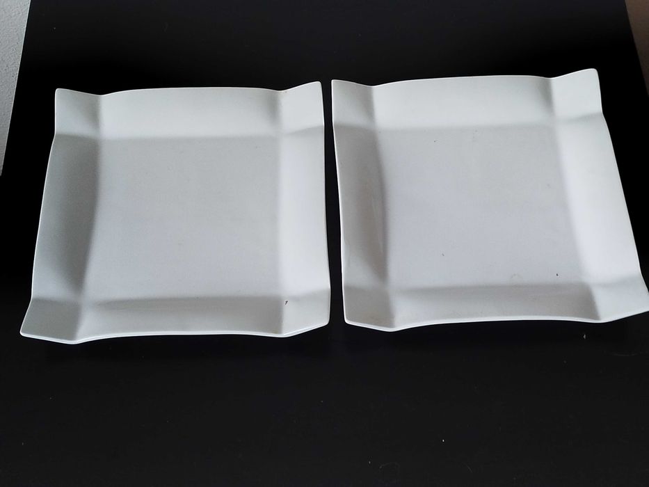 Dois pratos de decoração ou para aperitivos quadrados brancos