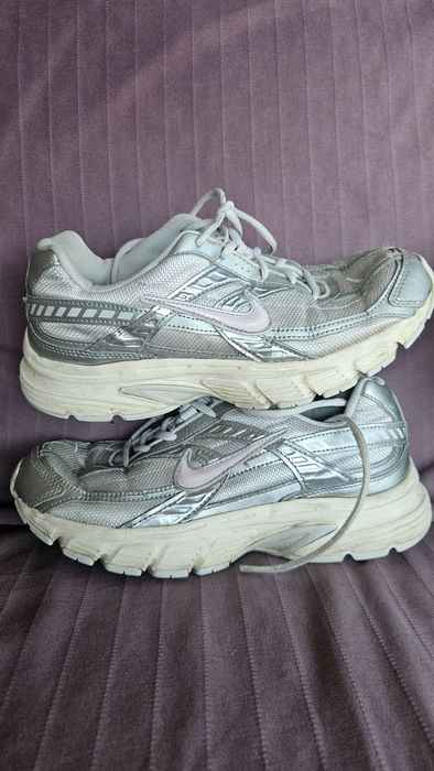 Nike inicjatorem sneakersy srebrne r.39. Paragon plus pudelko