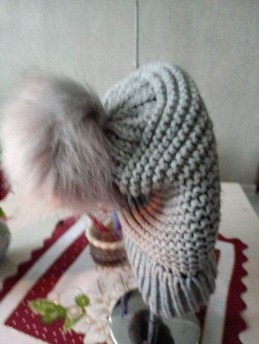 Piękna czapeczka popielata damska długa