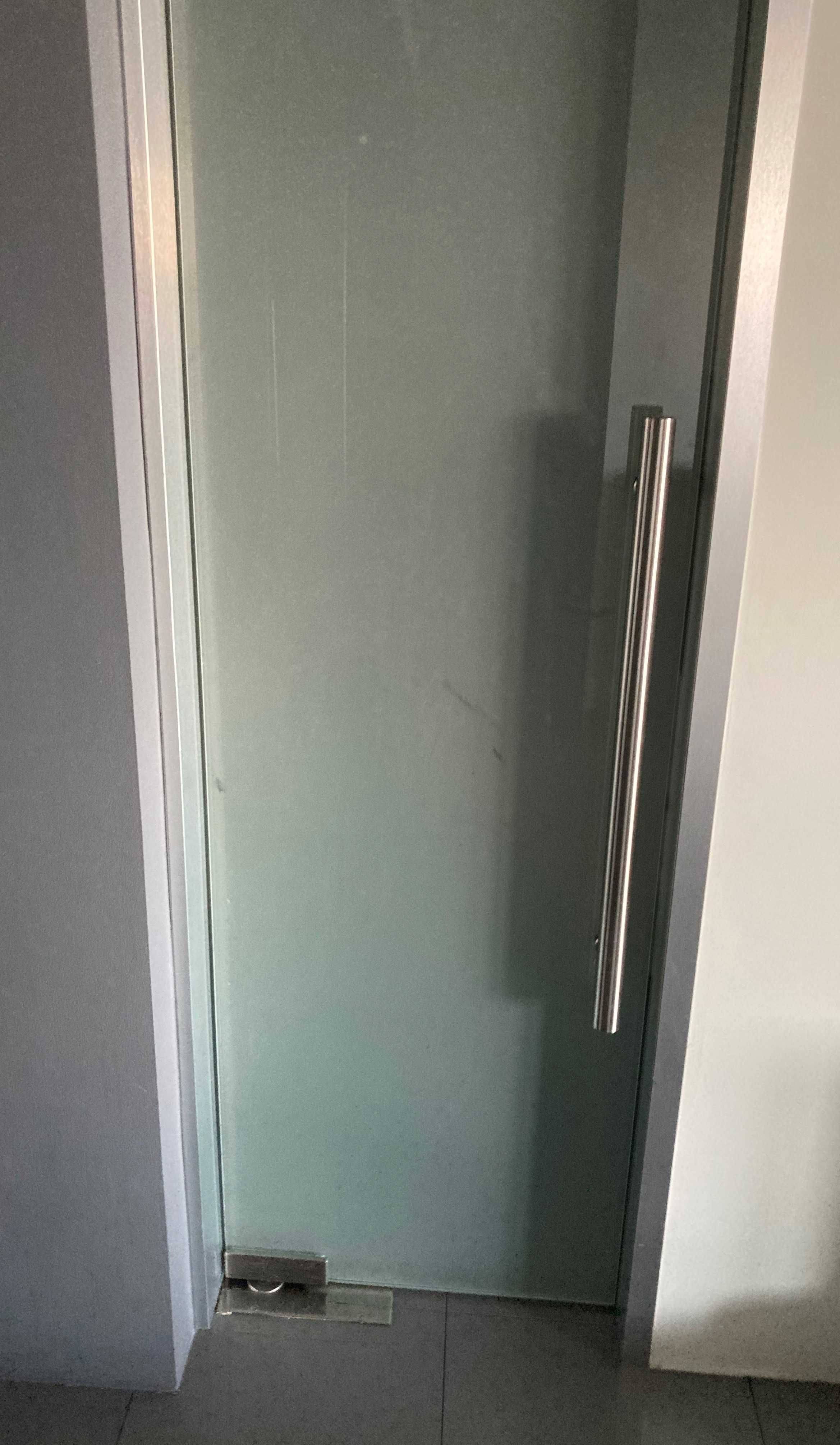 Двери стеклянные с доводчиками встроенными пол-потолок Dorma Германия ...