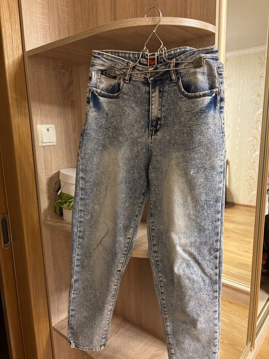 Мом джинсы світлого кольору