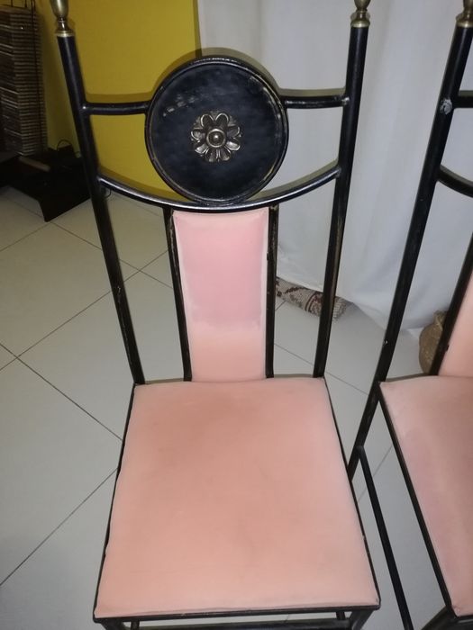 Cadeiras com base em ferro e forro em tecido