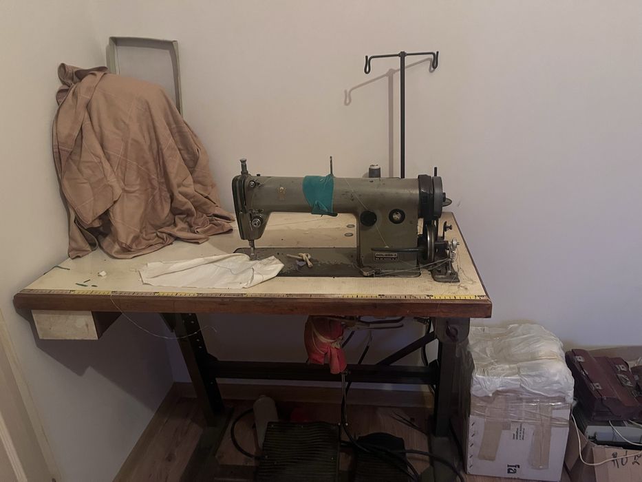 Przemysłowa stebnówka Yuki DDL-555-2 po likwidacji szwalni