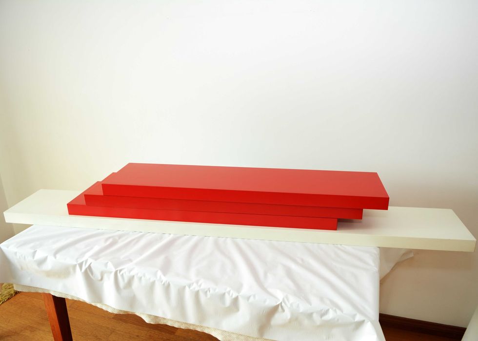 5 Prateleiras de parede (1 branca e 4 vermelhas)