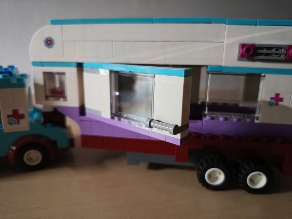 LEGO Friends 41125 Przyczepa lecznicza dla koni
