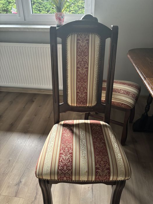 Stół rozkładany z krzesłami