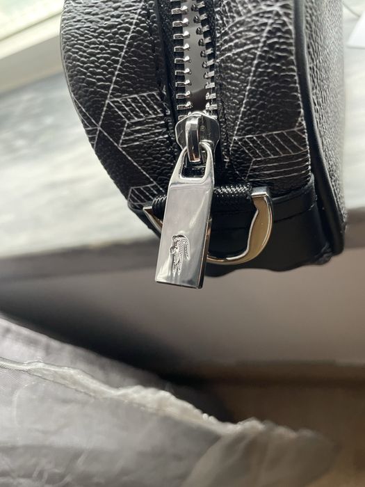 Bolsa Tiracolo Lacoste – Preta com Padrão Monograma