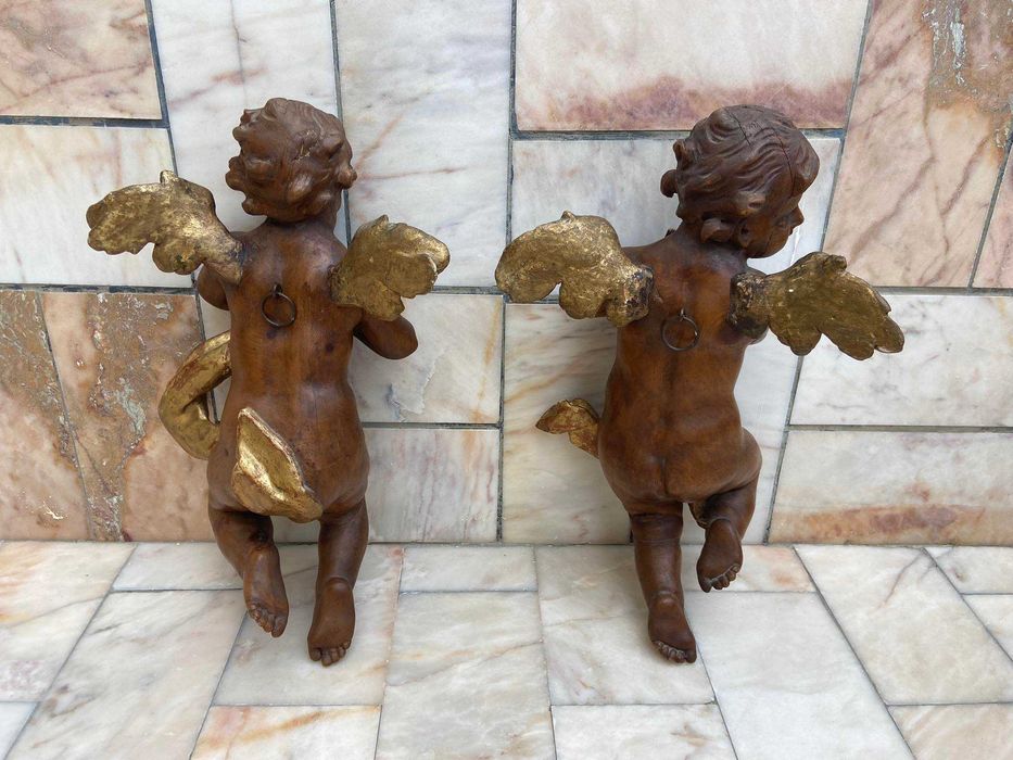 Par de anjos barrocos esculpidos em madeira Sec. XVIII