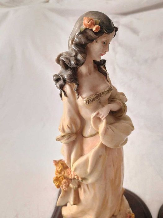 Duas estatuetas antigas com bases para candeeiro