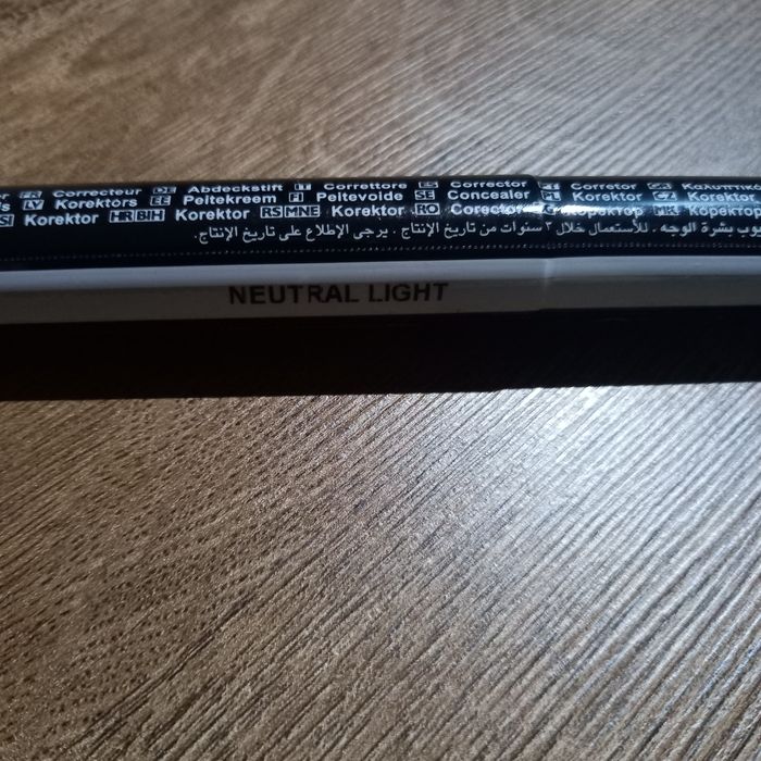 Avon Power Stay korektor z aplikatorem kryjący, wygładza Neutral Light