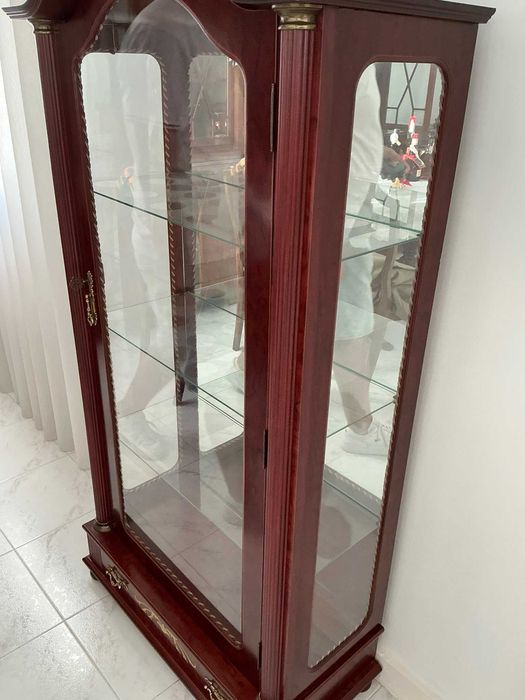 Vitrine de madeira
