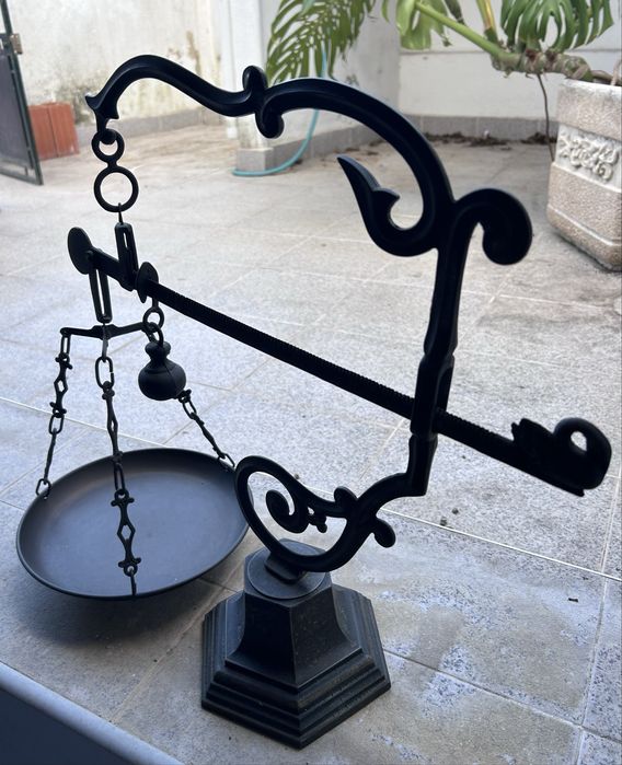 Balança em ferro decorativa