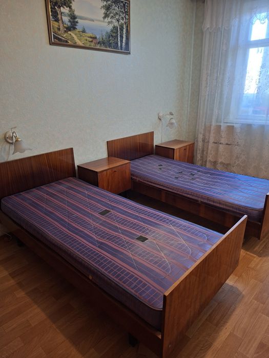 Спальня, кровать, тумбочка, трюмо, зеркало