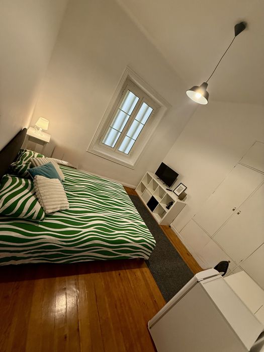 Quarto p casal ou 2 pessoas famil. mobiliado em frente El Corte Inglés Lisboa