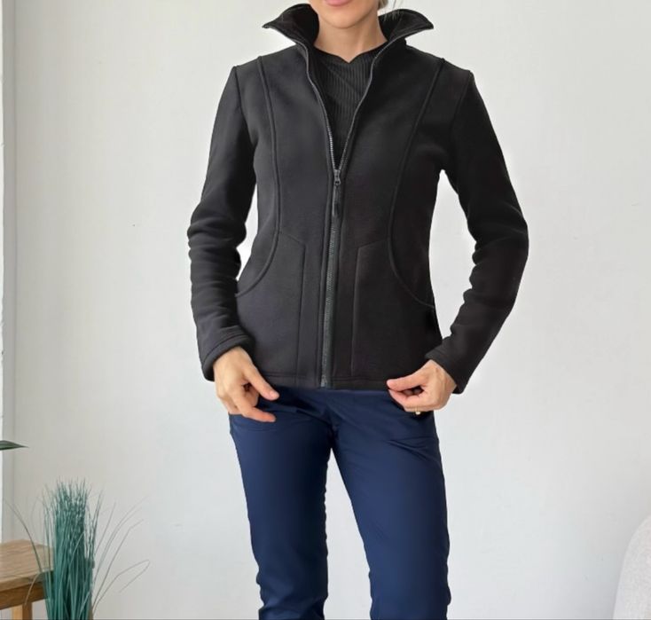 Чорна флісова кофтинка