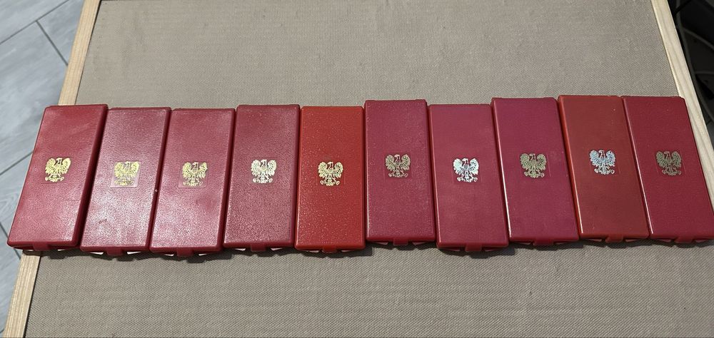 Zestaw 10 plastikowych pudełek do odznaczeń PRL