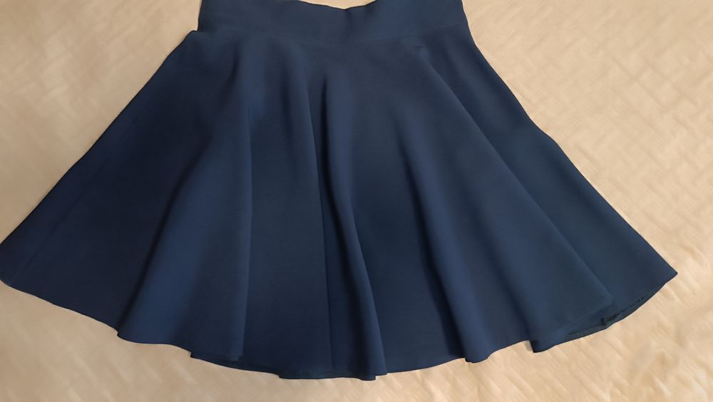 Красивая темно синяя юбка