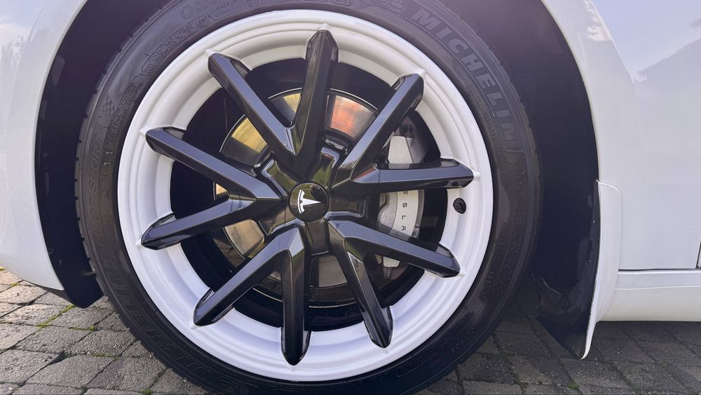 Tesla Model 3 18" black - white wheel trims. (Not Highland)