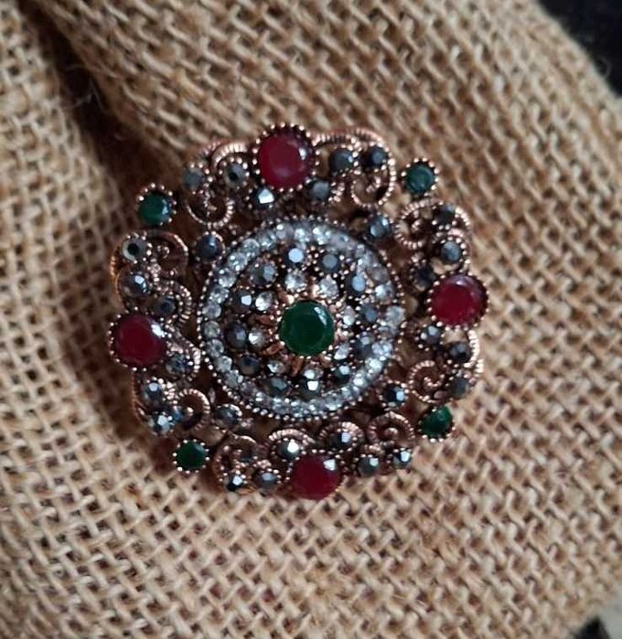 Spektakularna burgundowo zielona broszka w stylu vintage