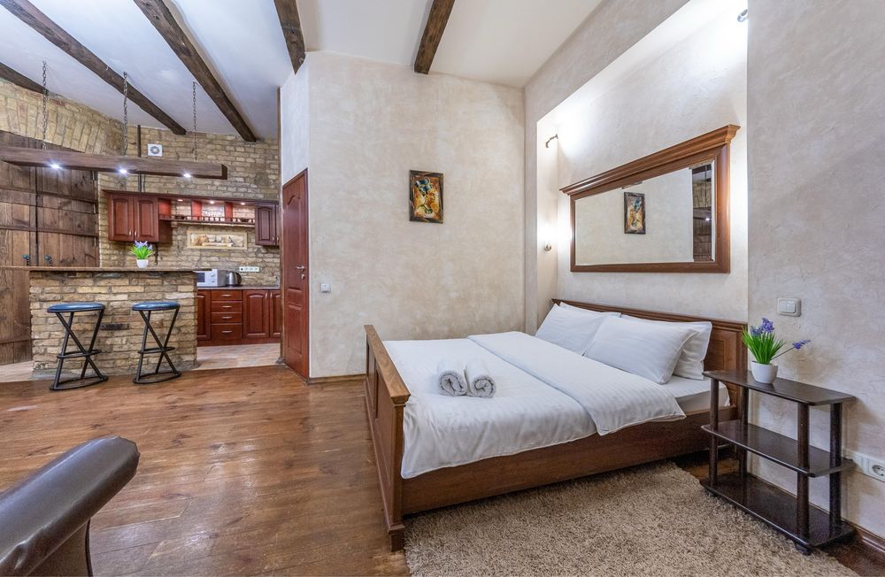 Замок для 4 людей на майдані Незалежності . Вул.Костельна 9