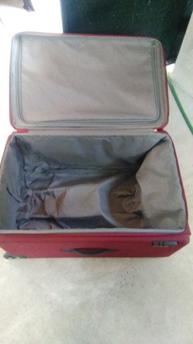 Mala grande de viagem com rodas e pega extensível