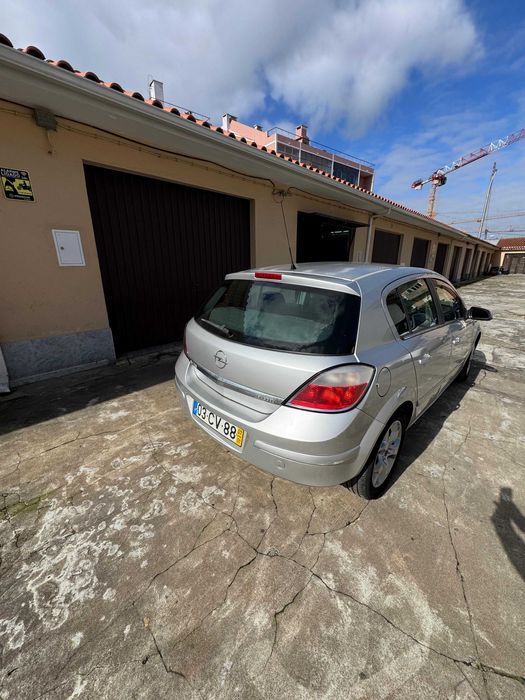 Opel Astra em bom estado.
