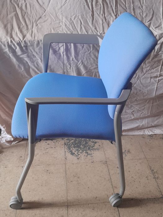 Cadeiras azuis com rodas