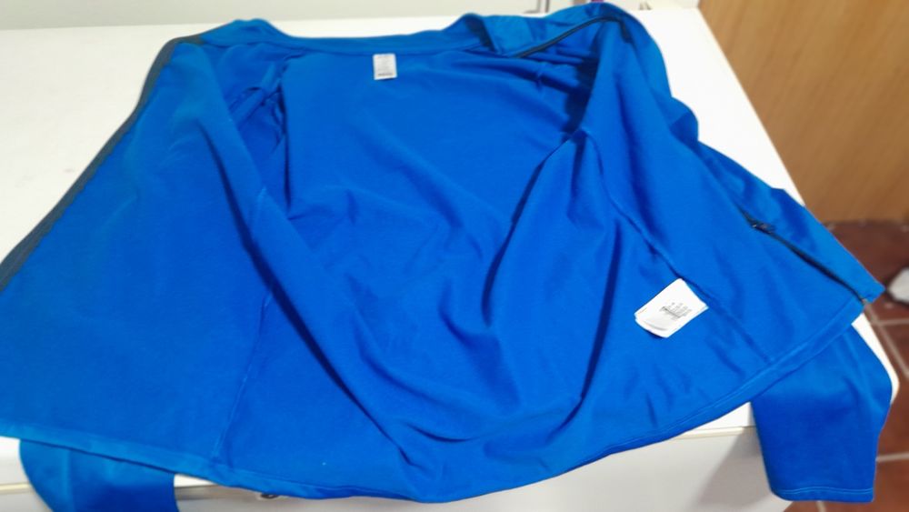 Casaco fino da cor azul