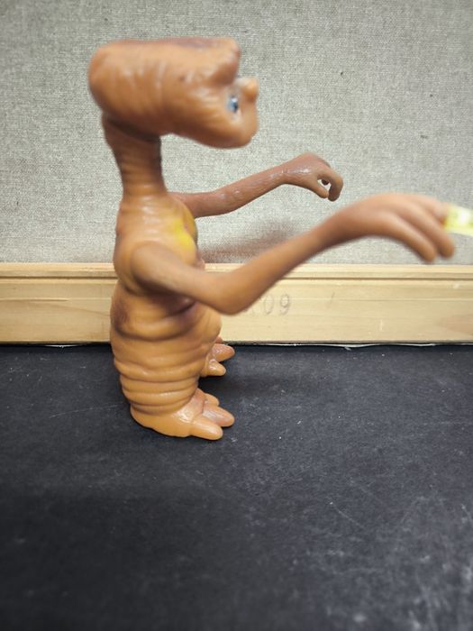 Boneco ET em plástico