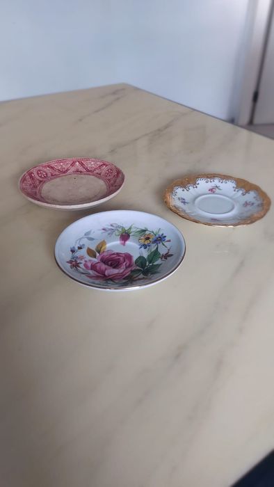 Conjunto de 3 chávenas de café antigas.