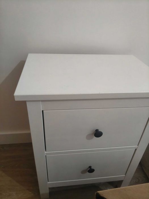 Cómoda e mesa de cabeceira Hemnes Ikea
