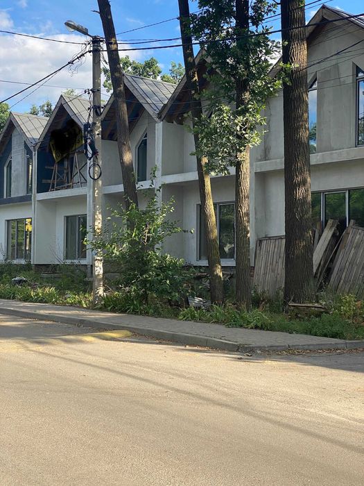 Продаж свого тауну прямо біля озера.Центральні комунікації