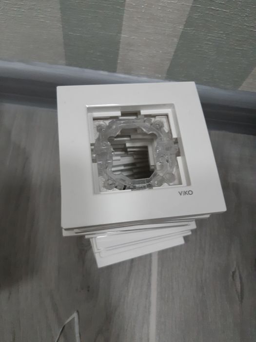 Накладки, рамки на розетки, вимикачі viko karre