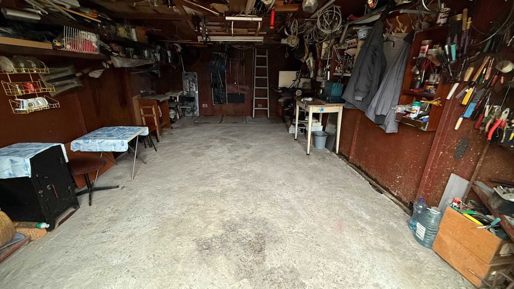 Продам гараж на ул. Паустовского с  инструментами!